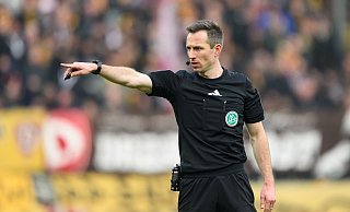 Schiedsrichter Benen reagierte schnell. - Robert Michael/dpa