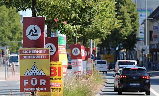 An der Paderborner Bahnhofstraße hängen die Drei-Hasen-Plakate von Die Partei. - Felix Schwien