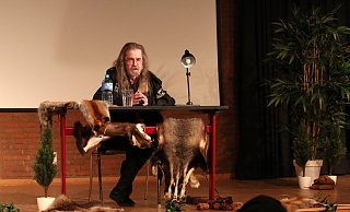 Nach der Lesung der ersten Romanszenen beantwortete Wolfgang Hohlbein Fragen seiner Zuhörerinnen und Zuhörer. - Ilka Gülker