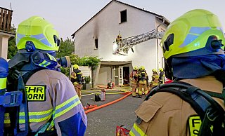 Vier Einheiten der Paderborner Feuerwehr, zwei Rettungswagen und zwei Notärzte rückten zum Wohnungsbrand in der Stephanusstaße aus. - Ralph Meyer