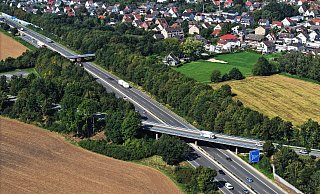Die Brücke der Osnabrücker Straße, die die A30 überquert, muss bald saniert werden. Fraglich ist noch, über welche Straßen der Lkw-Verkehr umgeleitet wird. Die kleine Brücke der Sunderbachstraße steht nicht auf der Sanierungsliste. - Gerald Dunkel