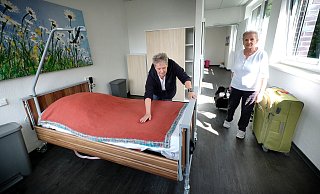 Petra (l.) Schubert richtet aktuell gemeinsam mit Mutter Margot ein Zimmer in der Pflege-WG für ihren schwerkranken Vater her. In wenigen Tagen wird er hier einziehen. - Andreas Frücht