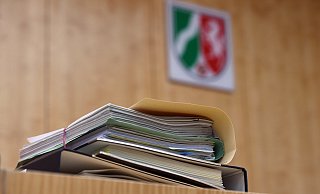 Akten liegen in Münster auf dem Richtertisch im NRW-Verfassungsgerichtshof. - picture alliance / Caroline Seid