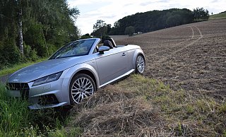 An der Reifenspur lässt sich der Weg des fahrerlosen Autos erkennen. - Polizei Herford