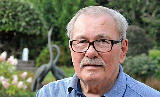 Naturverbunden: Wolfgang Beckhoff genießt die Ruhe in seinem geschmackvoll angelegten Garten. Foto: Karin Prignitz - Karin Prignitz