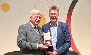 Volker Bouffier (l) rückt auf Wunsch des DOSB-Präsidiums um Thomas Weikert in den Vorstand der Dachorganisation des deutschen Sports. - Thomas Frey/dpa