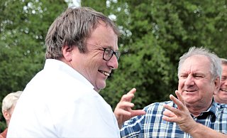 Zupackende Art: Herbert Gensicki (r.) erläutert dem sichtlich amüsierten NRW-Umweltminister Oliver Krischer, wie es gelang, so viele Flächen für den Naturschutz im Kreis Höxter zu sichern. - David Schellenberg