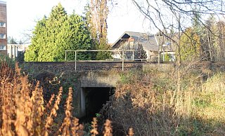 Der Markbach in Kirchlengern: Dieser Durchlass unter den Bahngleisen muss noch vergrößert werden. Wann es soweit ist, ist unklar. - Florian Weyand