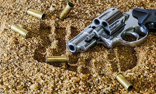 Für Schreckschusswaffen benötigt man den Kleinen Waffenschein, den die örtlich zuständige Waffenbehörde ausstellt. - Symbolbild: Pixabay