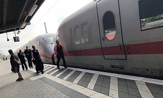 Der ICE nach Düsseldorf musste nach dem Steinwurf in Gütersloh schon wieder halten. Alle Fahrgäste mussten damals in einen anderen Zug umsteigen. - Patrick Menzel