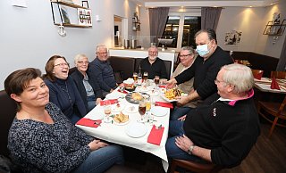Wirt Evangelos Botsios serviert die Vorspeisen-Auswahl. Für Daniela Windmeyer (v. l.), Christina Höke, Erika und Rolf Baake, Jürgen Höke, Hans-Jürgen Windmeyer und Dieter Riesmeier gehört das zum Sonntagabend dazu. - Nicole Sielermann