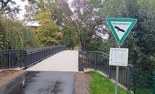Autos haben im Naturschutzgebiet nichts verloren. Das sehen einige Fahrer offenbar anders, da sie die neue Semmelweg-Brücke trotzdem benutzen. - Sven Hauhart