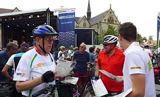 Zwischenstopp in Paderborn: 1.400 Teilnehmer der Tour durch OWL gingen mit Hilfe extra für sie gedruckter Stadtpläne erst einmal auf Quartiersuche. - Hans-Hermann Igges