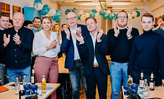 Vorsichtigen Beifall spenden beim Blick auf die Wahlergebnisse (v. l.) der Paderborner CDU-Ratsherr Georg Ortwein, Kreisvorsitzende Corinna Rotte, der Landtagsabgeordnete Bernhard Hoppe-Biermeyer, Staatssekretär Daniel Sieveke, Ratsherr Tilman Pöppel und NRW-JU-Chef Kevin Gniosdorz aus Bad Wünnenberg. - BESIM MAZHIQI