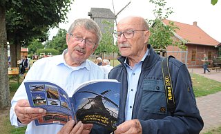 Der Rahdener Fotograf Winfried Hedrich (r.) hat ein neues Buch zur Westfälischen Mühlenstraße veröffentlicht. An der Bockwindmühle in Wehe war auch Friedrich Schepsmeier von den Weher Mühlenfreunden begeistert. - Joern Spreen-Ledebur