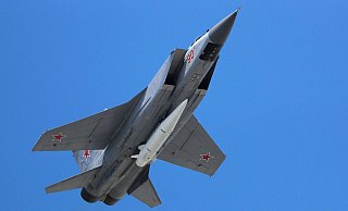 Mit schätzungsweise 1500 Militärflugzeugen sei die russische Luftwaffe trotz des Verlusts von etwa 130 Maschinen seit Kriegsbeginn weitgehend intakt, heißt es von britischen Geheimdiensten. - Pavel Golovkin/AP/dpa