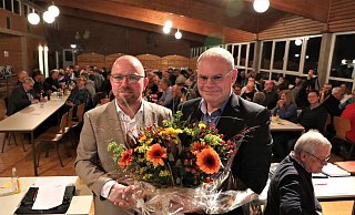 Glückwunsch mit Blumen: Der neue gewählte CDU-Bürgermeisterkandidat Hubertus Kuhaupt (l.) und Warburgs Stadtverbandschef Rainer Kobusch. - Simone Flörke