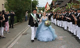 Das Königspaar Emanuel Stute und Sophie Keck wird in Ahden gefeiert. - Johannes Büttner