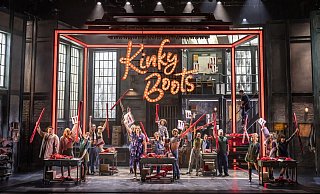 «Kinky Boots» erzählt die Geschichte von Charlie Price, der die angeschlagene Schuhfabrik seines toten Vaters erbt. - Johan Persson/ATG Entertainment/dpa