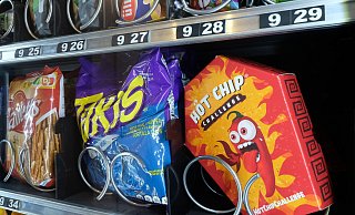 Beim Original "Hot Chip Challenge" gleicht die Verpackung einem roten Sarg. Drinnen wartet ein einzelner Mais-Tortilla, dessen Schärfe rund 1,8 bis 2,2 Millionen Scoville-Einheiten erreicht. - Andreas Frücht