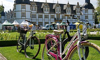 Das Schloss in Schloß Neuhaus ist eine beliebte Station für Radtouren, nicht nur zum Paderborner Fahrradtag. - Tourist Information Paderborn