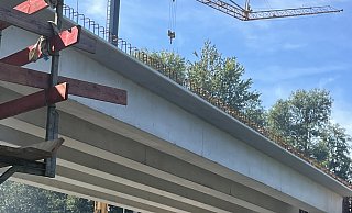 Die neuen Brückenteile sind mittlerweile über der B1 installiert worden. - CDU