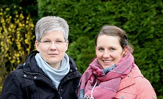 Daniela Bultmann (l.) und Mareike Glatzel engagieren sich gegen die Massentierhaltung und wenden sich besonders gegen die geplante Hähnchenmastanlage in Enger. - Andreas Sundermeier