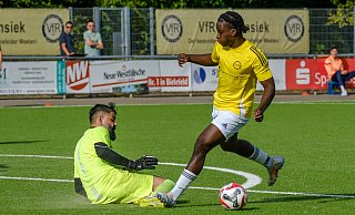 Wellensieks Francis Mensah (r.) hatte gegen SuK Canlar gute Tormöglichkeiten. Er ließ sie aber ungenutzt. - Andreas Zobe
