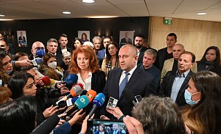 Rumen Radew (Mitte r), Präsident von Bulgarien, und Iliana Iotova (Mitte l), Vizepräsidentin von Bulgarien, sprechen mit Journalisten. - Foto: Giannis Papanikos/AP/dpa