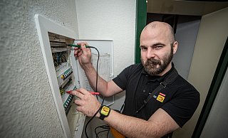 Innungsmeister Maximilian Schröder fährt an den Feiertagen gerne Notdienst. Manch ein Problem könne zuhause selbst gelöst werden, sobald es hinter die Abdeckung vom Sicherungskasten geht muss aber der Profi dran. - Felix Brenneke