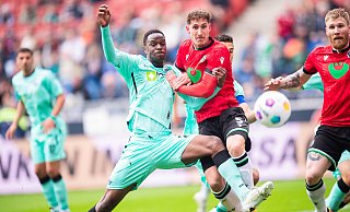 Ilyas Ansah (l.) hofft im Heimspiel gegen Hannover auf sein Startelfdebüt. Dann würde es der SCP-Stürmer unter anderem wieder mit 96-Verteidiger Phil Neumann zu tun bekommen. - IMAGO/Noah Wedel