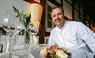 Lecker: Bernhard Kampmann präsentiert einen der kulinarischen Klassiker des Schlichte Hofs - die gegarte Kalbsbrust ist der Renner bei den Stammkunden des Sternekochs. Fotos: Tobias Schreiner - Tobias Schreiner