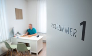Soll eine Krankschreibung wirklich erst nach dem vierten Tag nötig sein? Die Arbeitgeber sind dagegen. - Sebastian Kahnert/dpa
