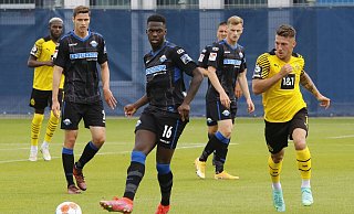 SCP-Akteur Johannes Dörfler (vorne), hier im Duell gegen BVB-Spieler Marco Pasalic (r.), musste auf der ungewohnten Innenverteidiger-Position ran. - Jochem Schulze