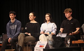Die Moderatoren: Tristan Leppek, Mayra Hölscher, Rojin Dablosch und Ben Wittenborn. - Jan-Henrik Gerdener Die Moderatoren: Tristan Leppek, Mayra Hölscher, Rojin Dablosch und Ben Wittenborn. - Jan-Henrik Gerdener