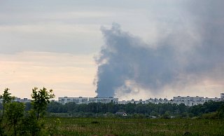 Nach dem Beschuss durch russische Truppen steigt eine Rauchsäule hinter Wohnhäusern in Charkiw auf. - -/Ukrinform/dpa