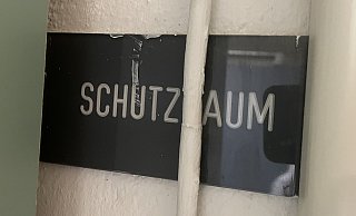 Vertseckt in einer Ecke hinter Schränken und einem Rohr ist noch das alte Schild "Schutzraum" zu finden. - Natalie Gottwald