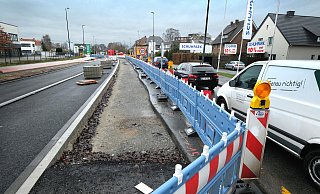 Szenen wie diese spielen sich aktuell häufiger an der Verler Straße ab: Bedingt durch Manövrierarbeiten großer Fahrzeuge bildet sich ein Rückstau. - Andreas Frücht