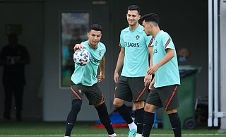 Portugals Cristiano Ronaldo (l) sieht in Mbappé seinen legitimen Nachfolger. - Foto: Robert Michael/dpa-Zentralbild/dpa