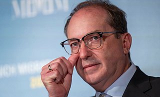 Bundesinnenminister Alexander Dobrindt will beim Thema Migration weiter Druck machen und die europäische Asylpolitik «schärfen und härten» - konkrete Ergebnisse gab es beim Treffen mit seinen Amtskollegen in München aber keine. - Peter Kneffel/dpa