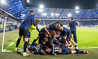 Die Spieler des SC Paderborn feiern ausgelassen den Last-Minute-Sieg gegen den VfL Bochum in der Home-Deluxe-Arena. - picture alliance/dpa