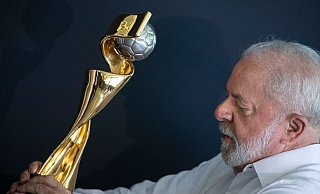 Brasiliens Präsident Luiz Inácio Lula da Silva mit der WM-Trophäe. - Jo?dson Alves/Agencia Brazil/dpa