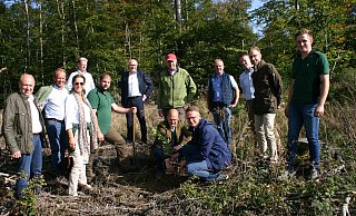 Eine Eiche aus Berlin hatte Carsten Linnemann mitgebracht. Gemeinsam mit dem Graf von Westphalen setzte er das junge Pflänzchen in den Boden des Waldstücks „Hassel“ unweit der Aatalsperre in den Boden. Das Foto zeigt unter anderen Bürgermeister Christoph Rüther (l.), Gräfin Antonie (3- v. l.), Bernhard Hoppe-Biremeyer und Philipp Freiherr Heeremann (M.) sowie Forstdirektor Johannes Gerst (2. v. r.). - Johannes Büttner