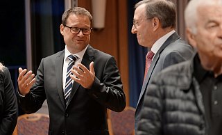 Lars Bökenkröger (l.) kann am Sonntagabend noch kaum fassen, mit welch deutlichem Vorsprung er die Stichwahl ums Bürgermeisteramt gewonen hat. Kurt Nagel, Vorsitzender in Partei und Fraktion der CDU, freut sich mit ihm. - Thorsten Gödecker