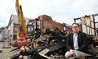 Betreiber Helge Niehörster im Jahr 2014 vor der Ruine des Ratskruges. - Madita Schellenberg