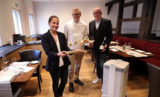 Sara Diehl, Bernd und Torben Tönsing setzen auf Luftreiniger, um ihr Restaurant Alte Schule in Zeiten von Corona noch sicherer zu machen. - Frank-Michael Kiel-Steinkamp