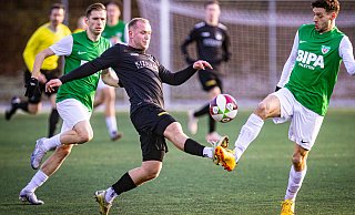 In einem fairen Derby setzte sich Theesen mit Tom Fuhrmann (l.) gegen Clemens Bachmann und die Dornberger durch. - Mueller
