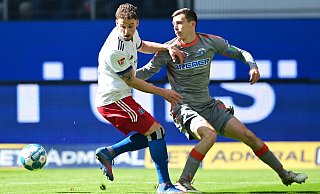 Für SCP-Kapitän Ron Schallenberg (r.), hier im Duell gegen HSV-Akteur Moritz Heyer, war die Partie vorzeitig beendet. - Witters