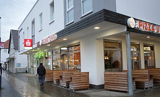Nach dem Einbruch in die Pizzeria Uno durchbrachen die Täter im Lokal eine Wand zur Sparkasse. - Dieter Scholz