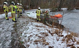 Einsatz in Hardehausen: Einsatzkräfte des Löschzuges West beseitigen eine Dieselspur auf dem See. - FFW Warburg